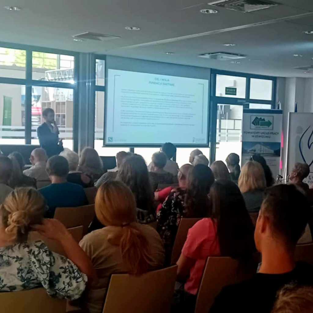 Reprezentant fundacji prezentujący formy wsparcia przed publiką