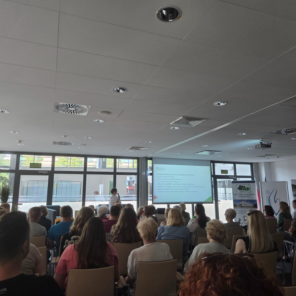 Prelekcja reprezentantki PFRON przed publicznością