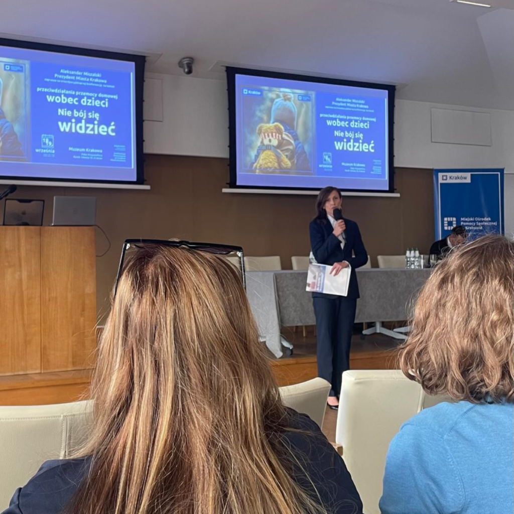 Scena konferencji z prelegentką